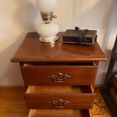 MB16-Nightstand, Lamp and alarm clock