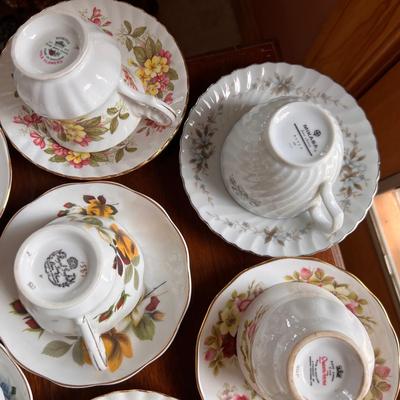 Lot of 18 Designer Vintage Tea Cups w Plates