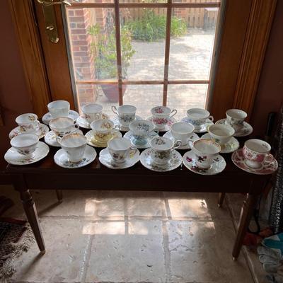 Lot of 18 Designer Vintage Tea Cups w Plates