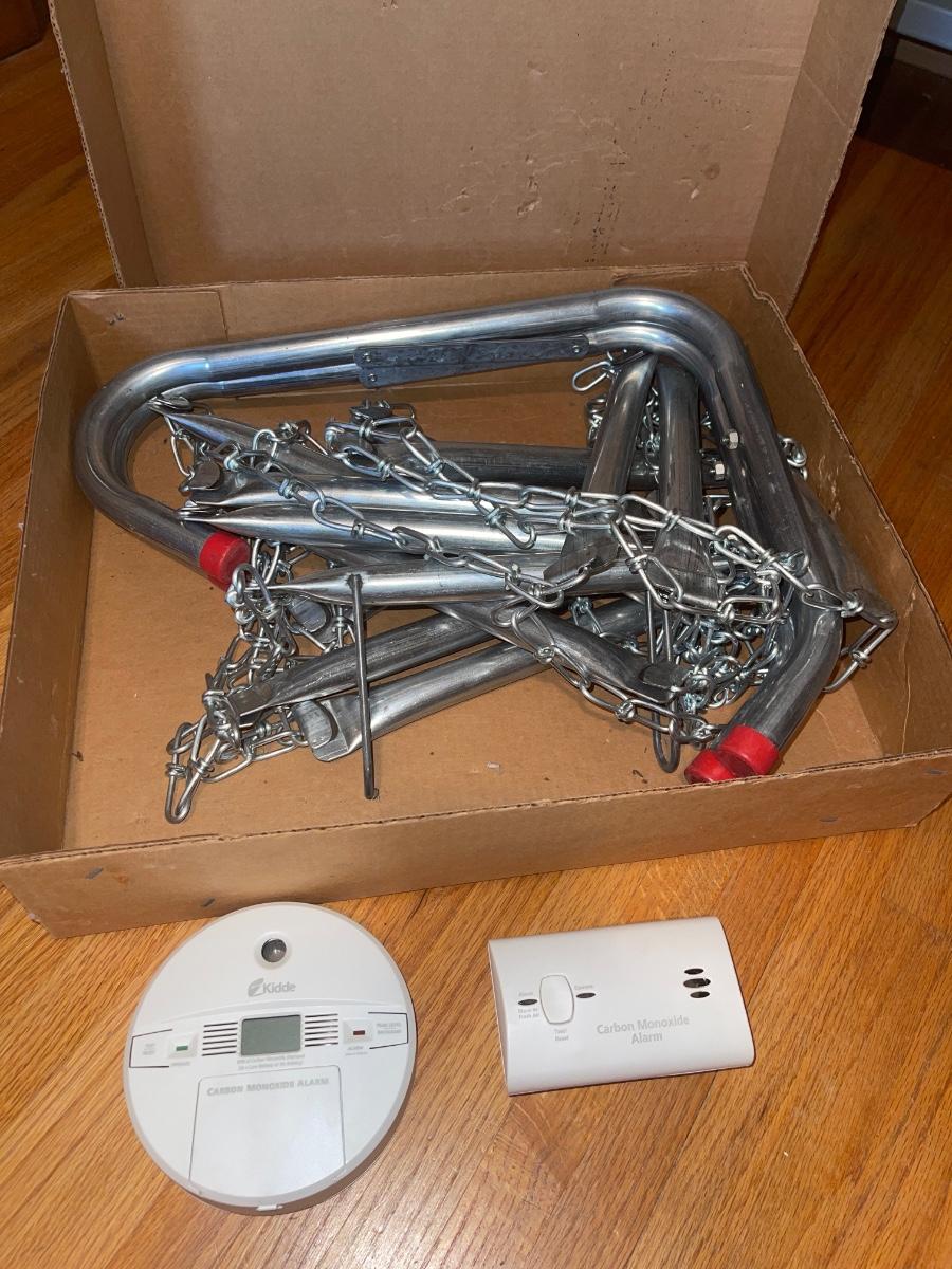 2B17Fire escape ladder and carbon monoxide alarms