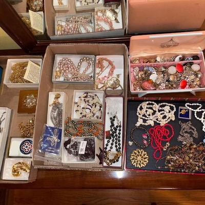 3B16-Costume jewelry lot