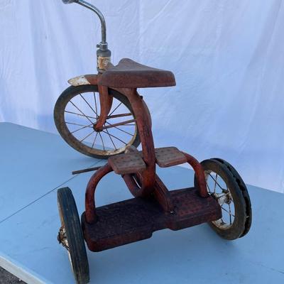 LOT 1  VINTAGE CHILD'S TRICYCLE