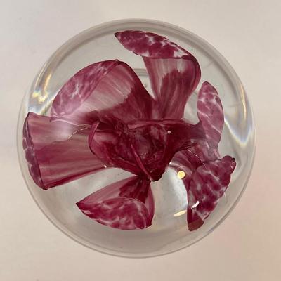 Lot 27 Unbranded floral paperweight