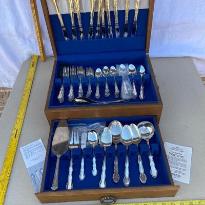 84 piece Oneida silver plate flatware set with case