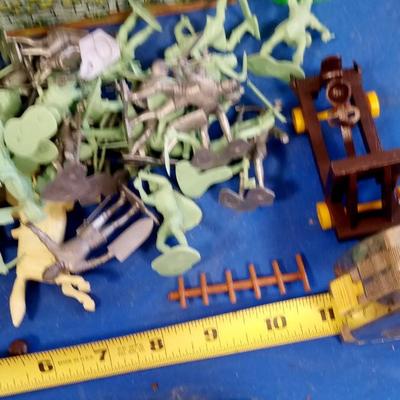 LOT 99  OLD MARX KNIGHTS CASTLE PLAYSET
