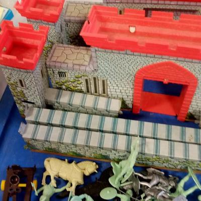 LOT 99  OLD MARX KNIGHTS CASTLE PLAYSET