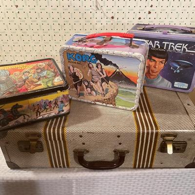 D57-Three vintage lunch boxes with matching thermoses