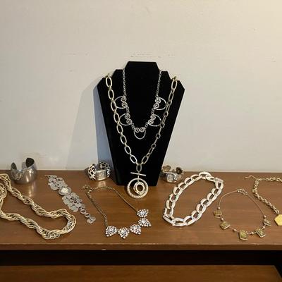 11 piece silver metal vintage quality jewelry lot