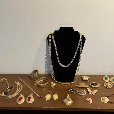 21 piece gold metal vintage quality jewelry lot