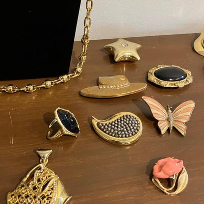 21 piece gold metal vintage quality jewelry lot