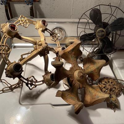 W17-Two light fixtures and fan