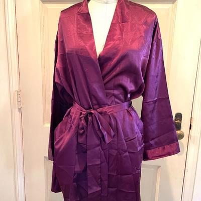 LOT 203   VICTORIA"S SECRET PLUM SILK SATIN SHORTY ROBE TIE FRONT