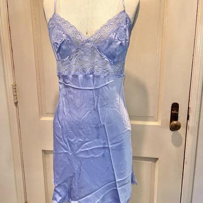 LOT 205   PERIWINKLE BLUE FREDERICKS OF HOLLYWOOD NWT ROBE & SLIP NIGHTIE SIZE XL
