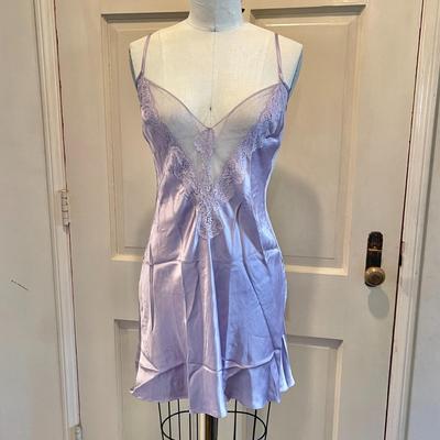 LOT 206   NWT FREDERICKS OF HOLLYWOOD LAVENDER KIMONO ROBE SLIP NIGHTIE SIZE XL