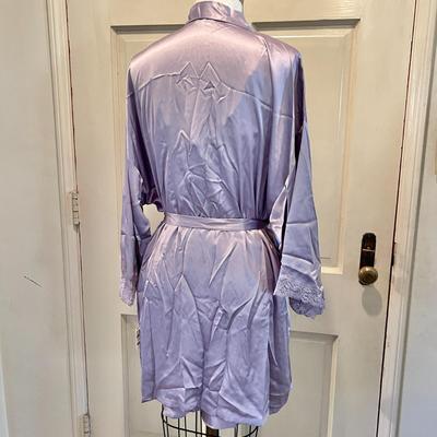 LOT 206   NWT FREDERICKS OF HOLLYWOOD LAVENDER KIMONO ROBE SLIP NIGHTIE SIZE XL