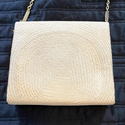 LOT 210  VINTAGE ENVELOPE/CHAIN HANDLE BAG WOVEN STRAW SHELL CLASP