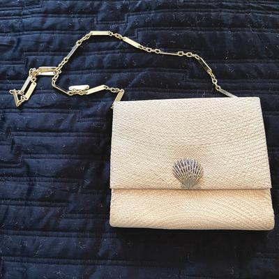 LOT 210  VINTAGE ENVELOPE/CHAIN HANDLE BAG WOVEN STRAW SHELL CLASP