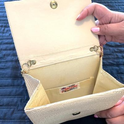LOT 210  VINTAGE ENVELOPE/CHAIN HANDLE BAG WOVEN STRAW SHELL CLASP