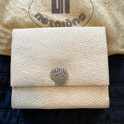 LOT 210  VINTAGE ENVELOPE/CHAIN HANDLE BAG WOVEN STRAW SHELL CLASP