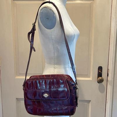 LOT 211  VINTAGE ISANTI ITALIAN LEATHER BURGUNDY CROCODILE SHOULDER BAG
