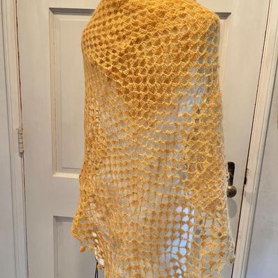 LOT 219  VINTAGE MARIGOLD OPEN CROCHET SHAWL