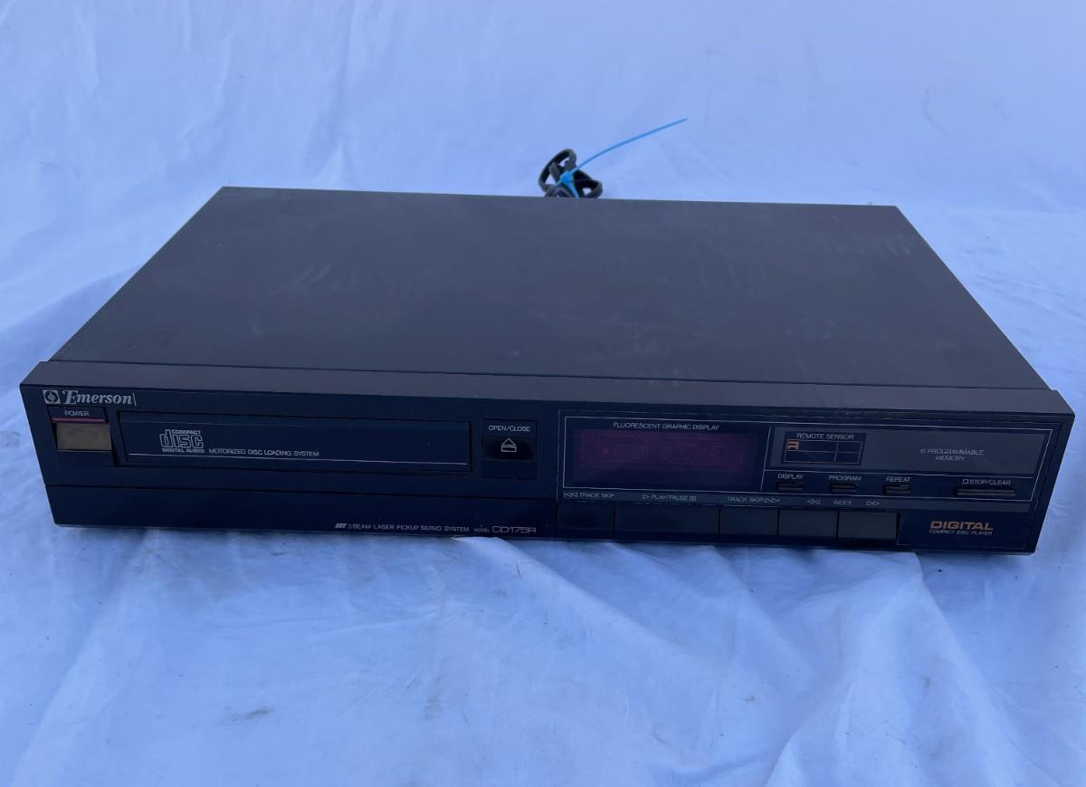 LOT 25 EMERSON COMPACT DISC PLAYER