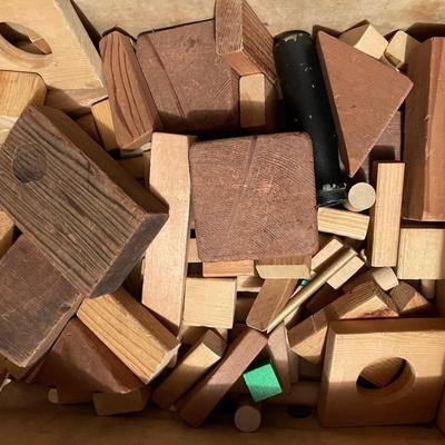 T25-Lincoln logs, blocks and play table