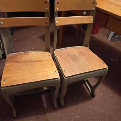 T18-Small desk and 2 chairs