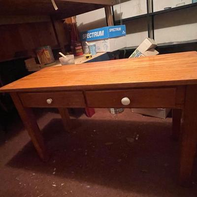 T18-Small desk and 2 chairs