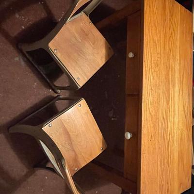 T18-Small desk and 2 chairs