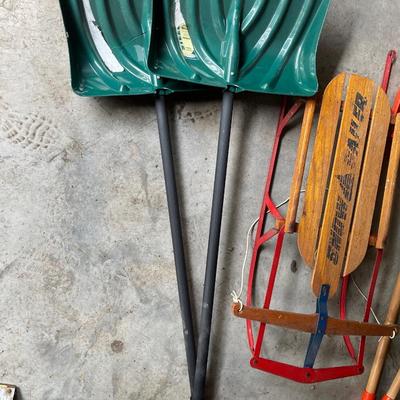 G25-Wooden sled and four shovels