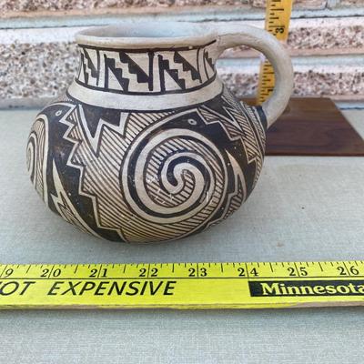 Terra-cotta pot with handle