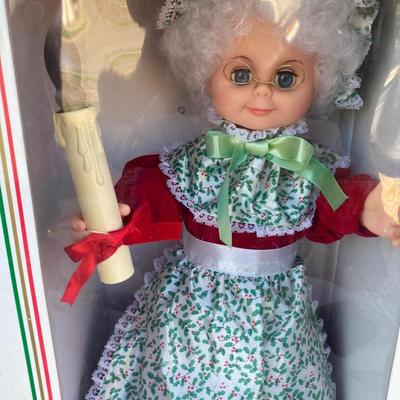 Mr. and Mrs. Santa Clause animatronic dolls