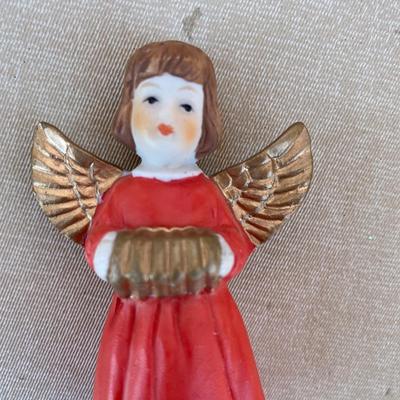 Set a five angels playing instruments