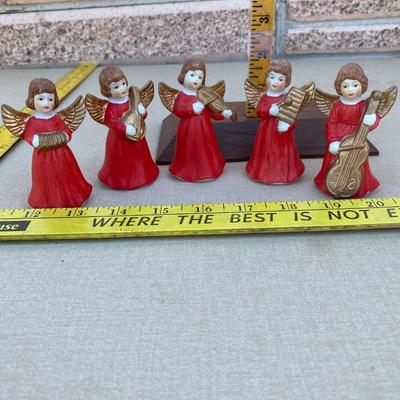 Set a five angels playing instruments