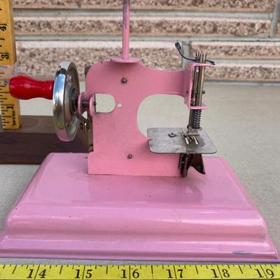 Metal toy hand sewing machine