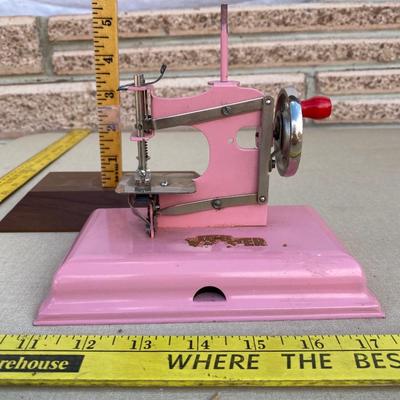 Metal toy hand sewing machine