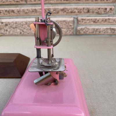 Metal toy hand sewing machine