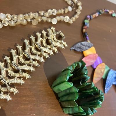 10 piece mixed costume jewelry lot with Stone, Shell and beads