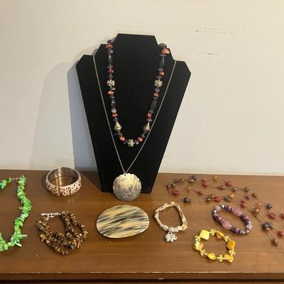 10 piece quality estate jewelry mixed lot with Shell, Stone and bead designs