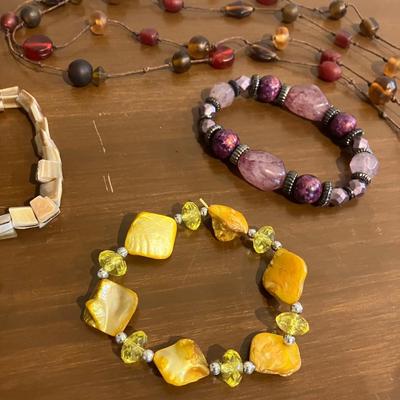 10 piece quality estate jewelry mixed lot with Shell, Stone and bead designs