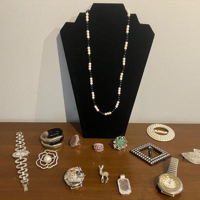 14 piece â€œall that glittersâ€ mixed boutique jewelry