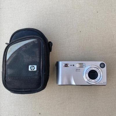 HP three. Two MP 15 times zoom photo smart camera with case