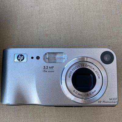 HP three. Two MP 15 times zoom photo smart camera with case