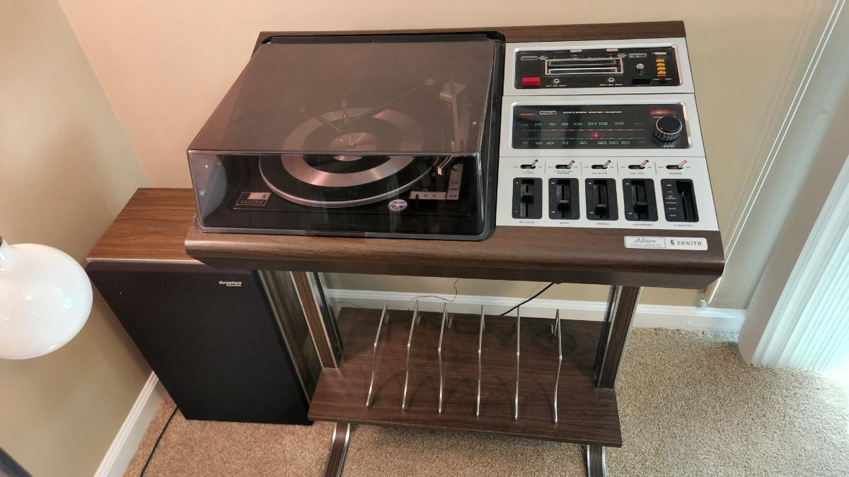 Vintage Allegro Wedge Sound System by Zenith Record , AM/FM 8 Track