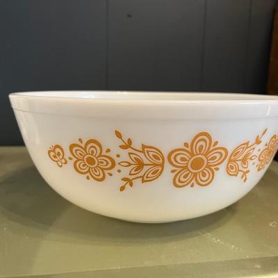 Vintage Daisy Pyrex bowl