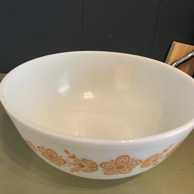 Vintage Daisy Pyrex bowl