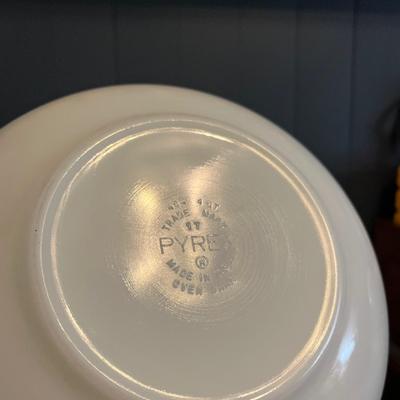 Vintage Daisy Pyrex bowl