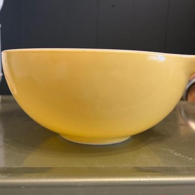Vintage yellow Pyrex bowl