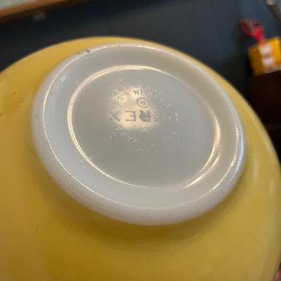 Vintage yellow Pyrex bowl